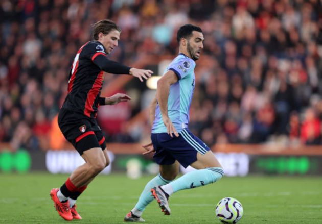 Arsenal gặp nhiều rắc rối trước Bournemouth.